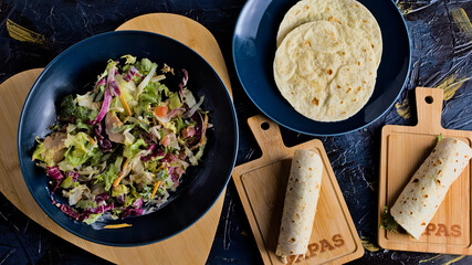 tortillas de trigo enrolladas con pollo, salsa yogur con base vegetal y queso edam. Burritos comida mexicana