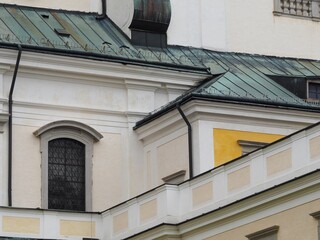 Fototapeta na wymiar Farbklecks und markante Linien eines alten Kirchenbaus