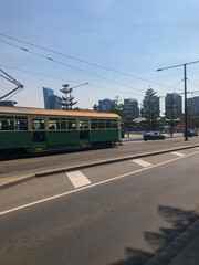 Naklejka premium Vintage Green Tram Melbourne Street