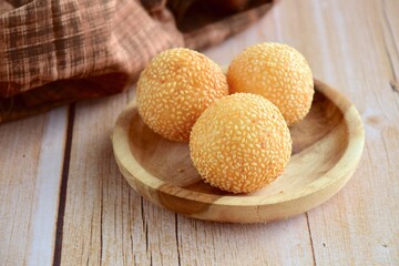 Fototapeta na wymiar Sesame seed balls or Onde-onde. Indonesian traditional street food. glutinous rice flour stuffed with mung bean paste coated with sesame seeds