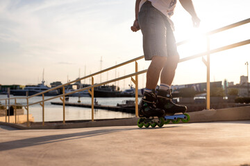 A uomo with his rollerbaldes on the stair ramp