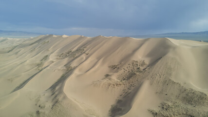 Fototapeta na wymiar sand dunes in the Gobi desert in Mongolia