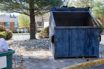 Obraz premium Garbage containers of cans near residential buildings.