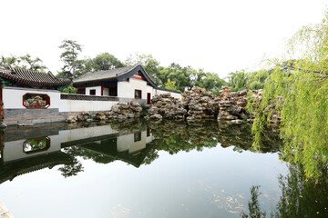 Fototapeta na wymiar Ancient Chinese garden architecture south of the Yangtze River