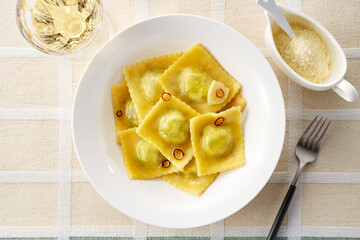 ラビオリ　ペペロンチーノ　アーリオ・オーリオ・ペペロンチーノ　真俯瞰