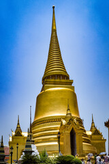 Fototapeta premium バンコク、大宮殿、エメラルド寺院、仏舎利塔などを周遊する