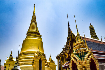 Fototapeta premium バンコク、大宮殿、エメラルド寺院、仏舎利塔などを周遊する