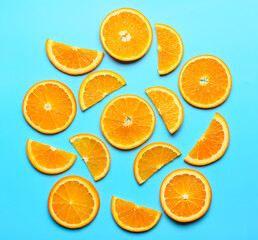 Fototapeta na wymiar Slices of fresh oranges on color background