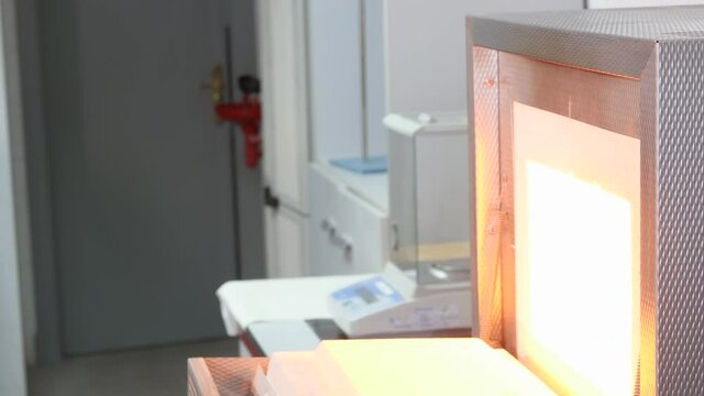 Test on a laboratory muffle in which a sample is calcined in a platinum crucible. Selective focus