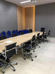 Meeting room in which the chairs are arranged in a mess