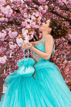 The picture shows model Linda Schwarz (27) from Düsseldorf during a wedding dress photo shoot in the cherry blossom season on Zietenstraße in Golzheim.