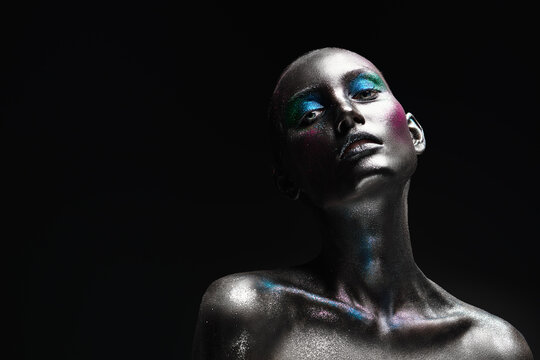 Premium AI Image  Golden Makeup and Artistic Body Paint