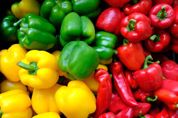 Obraz na płótnie Canvas red yellow and green peppers