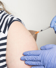 Frau wird mit dem Impfstoff COVID-19 mRNA geimpft
