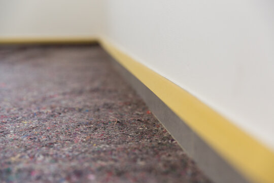 Malerkrepp sch&uuml;tzt Wand und Boden f&uuml;r anstehende Malerarbeiten