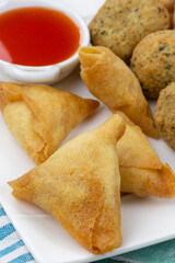 assiette de samoussa, accras et beignet frit