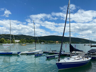 blaues segelboot, segelboote am steg, segelboot, wörthersee, segeln velden, steg, bootssteg, sommer, kärnten