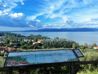 イタリア ペルージャ カスティリオーネ・デル・ラーゴから見たトラジメーノ湖 トラジメネス湖の戦い古戦場
Italy Perugia Lake Trasimeno as seen from Castiglione del Lago Battle of Lake Trasimeno Ancient battlefield