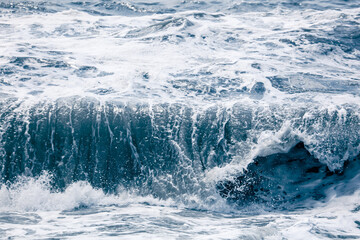 Naklejka na ściany i meble Splashing big waves on the seashore.