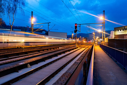 Eisenbahn Zug Nacht Hagen Gleise Schienen Deutschland blaue Stunde Transport Atmosph&auml;re Abend D&auml;mmerung Bewegung Langzeitbelichtung Signal Br&uuml;cke Hohenlimburg Lennetal Industrie Fabriken Logistik Zug 