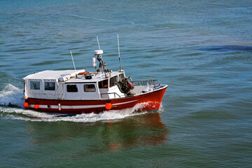 Retour de chalutier d'une journ&eacute;e de p&ecirc;che c&ocirc;ti&egrave;re.