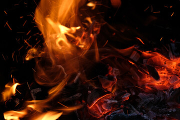 Fototapeta na wymiar Gros plan sur un feu avec des flammes