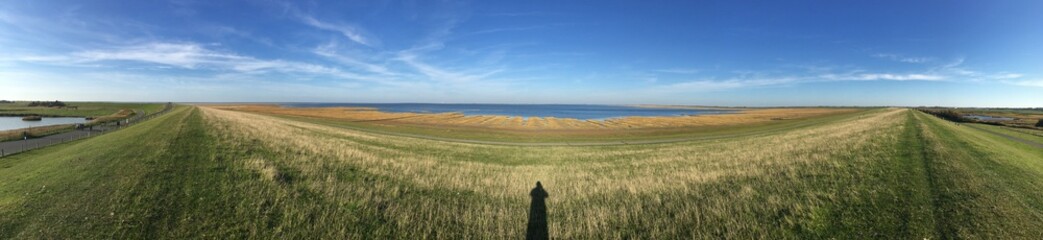 Auf dem Deich mit Blick auf die Nordsee