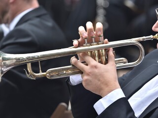 Obraz premium trumpet in the hands of a musician during a classical music concert 