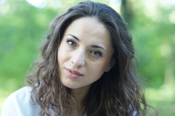 Naklejka premium Portrait of a young beautiful girl in the park