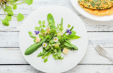 Wildkräuter Salat Wildkräutersalat Wild essbare Blüten