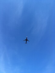 Fototapeta na wymiar Ein Flugzeug am wolkenlosen, blauen Himmel