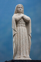 Fototapeta na wymiar Statue of a praying lady
