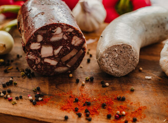 polish sausage, deska z wędlinami, sausage board, deska wędlin, polska kiełbasa na desce, szynka polska, wędliny, świąteczne szynki, traditional Polish sausage, deska z szynkami, wędzone szynki