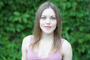 Naklejka premium Portrait of a young beautiful girl in the park