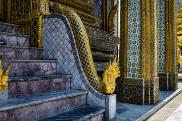 バンコク、大宮殿、エメラルド寺院、仏舎利塔などを周遊する