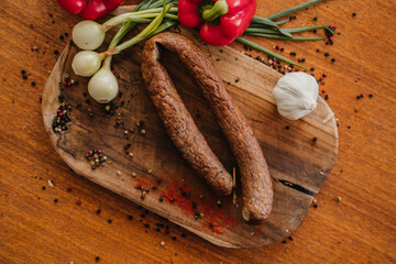 polish sausage, deska z wędlinami, sausage board, deska wędlin, polska kiełbasa na desce, szynka polska, wędliny, świąteczne szynki, traditional Polish sausage, deska z szynkami, wędzone szynki