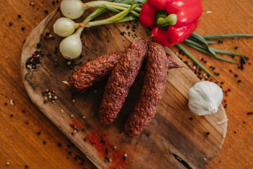 polish sausage, deska z wędlinami, sausage board, deska wędlin, polska kiełbasa na desce, szynka polska, wędliny, świąteczne szynki, traditional Polish sausage, deska z szynkami, wędzone szynki