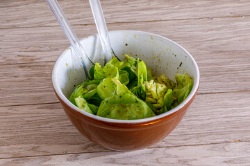 Grüner Salat in einer Schüssel mit Besteck