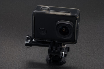 kamera sportowa obiektyw czarna mała