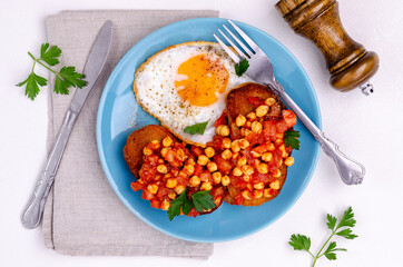 Sandwich with tomatoes and chickpeas