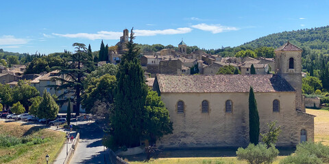 Fototapeta na wymiar Old church and village of Lourmarin in the Luberon region, France