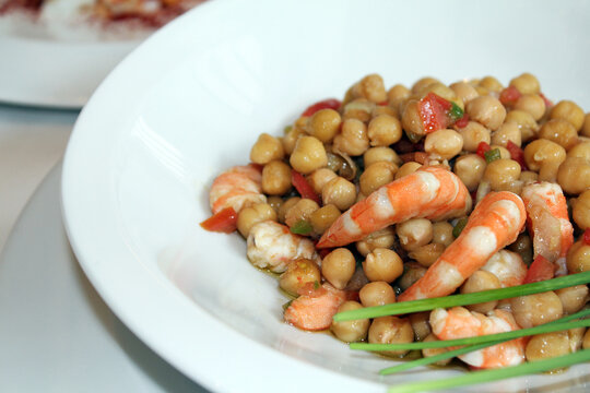 Ensalada de garbanzos con gambas