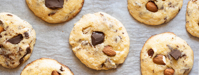 Banner of Chocolate chips cookies with almonds