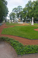 Obraz premium Saint Petersburg. Beautiful curly lawns and footpaths in the Summer Garden. Tourists admire the fountain and sculptures on a summer day
