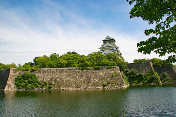 Fototapeta na wymiar 緑豊かな夏の大阪城