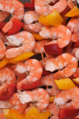 Brochettes de crevettes et de poivrons en gros plan