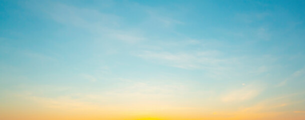 Obraz premium The morning sky looked like a bright golden sky. The sunrise is decorated with clouds in various shapes. Looks beautiful.