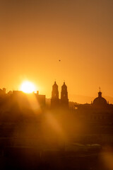 Fototapeta premium amanecer en la ciudad, contra luz 