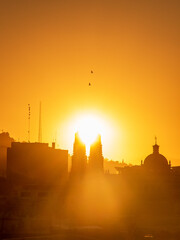 amanecer en la ciudad, contra luz 