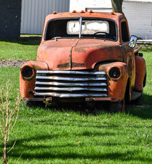 Obraz na płótnie Canvas Vintage and rusty abandoned truck